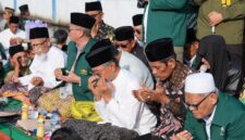 ISTIGHOSAH BANJIR ROB-Menteri Pekerjaan Umum (PU), Dody Hanggodo bersama Pejabat PU hadir langsung dalam Istighosah yang diadakan PCNU Demak, mewakili Presiden Prabowo Subianto. Dari Demak ada Wabup KH. Muhammad Badrudin, Ketua PCNU KH. Muhammad Amin, dll. Minggu (15/6). (Foto Ist).
ISTIGHOSAH BANJIR ROB-Menteri Pekerjaan Umum (PU), Dody Hanggodo bersama Pejabat PU hadir langsung dalam Istighosah yang diadakan PCNU Demak, mewakili Presiden Prabowo Subianto. Dari Demak ada Wabup KH. Muhammad Badrudin, Ketua PCNU KH. Muhammad Amin, dll. Minggu (15/6). (Foto Ist).