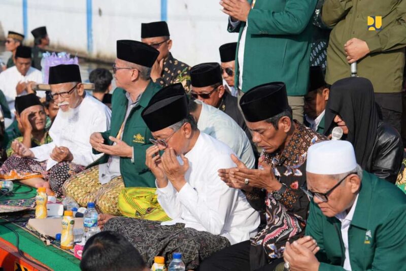 ISTIGHOSAH BANJIR ROB-Menteri Pekerjaan Umum (PU), Dody Hanggodo bersama Pejabat PU hadir langsung dalam Istighosah yang diadakan PCNU Demak, mewakili Presiden Prabowo Subianto. Dari Demak ada Wabup KH. Muhammad Badrudin, Ketua PCNU KH. Muhammad Amin, dll. Minggu (15/6). (Foto Ist).
ISTIGHOSAH BANJIR ROB-Menteri Pekerjaan Umum (PU), Dody Hanggodo bersama Pejabat PU hadir langsung dalam Istighosah yang diadakan PCNU Demak, mewakili Presiden Prabowo Subianto. Dari Demak ada Wabup KH. Muhammad Badrudin, Ketua PCNU KH. Muhammad Amin, dll. Minggu (15/6). (Foto Ist).